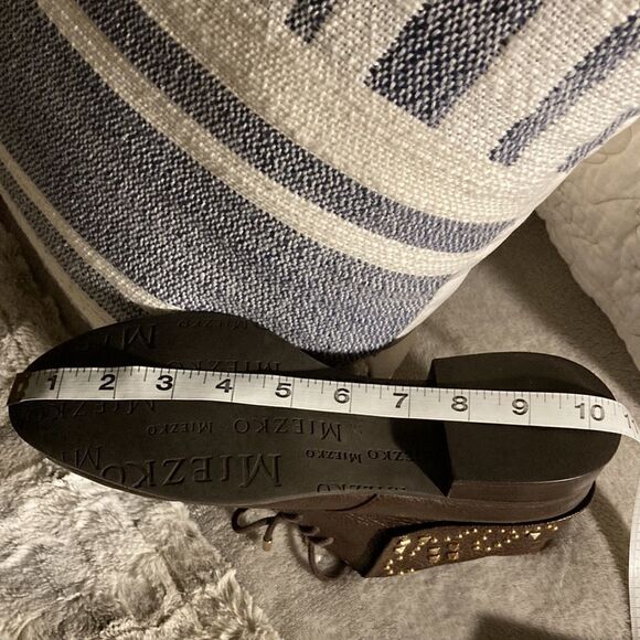 𝅺: : MIEZKO 90s Style Fold Over Ankle Boots with Gold Stud Detail : : - Picture 14 of 16